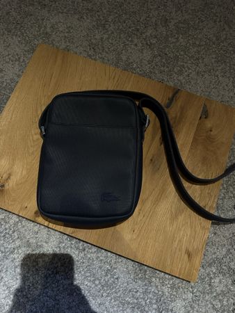 Lacoste Umhängetasche dunkelblau in sehr gutem Zustand