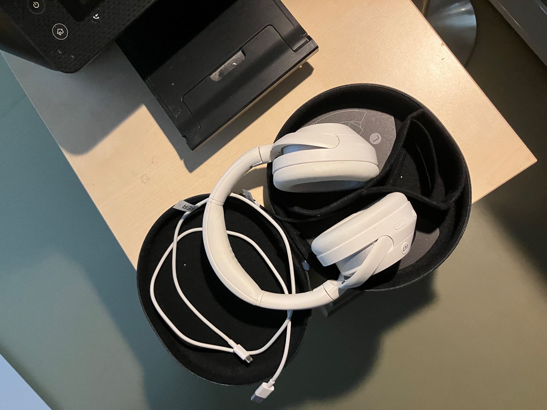 Sony Cuffie: Kopfhoerer Over-Ear weiss mit Ladekabel und Case. – Usato da Zürich venduto da Rainer063 1