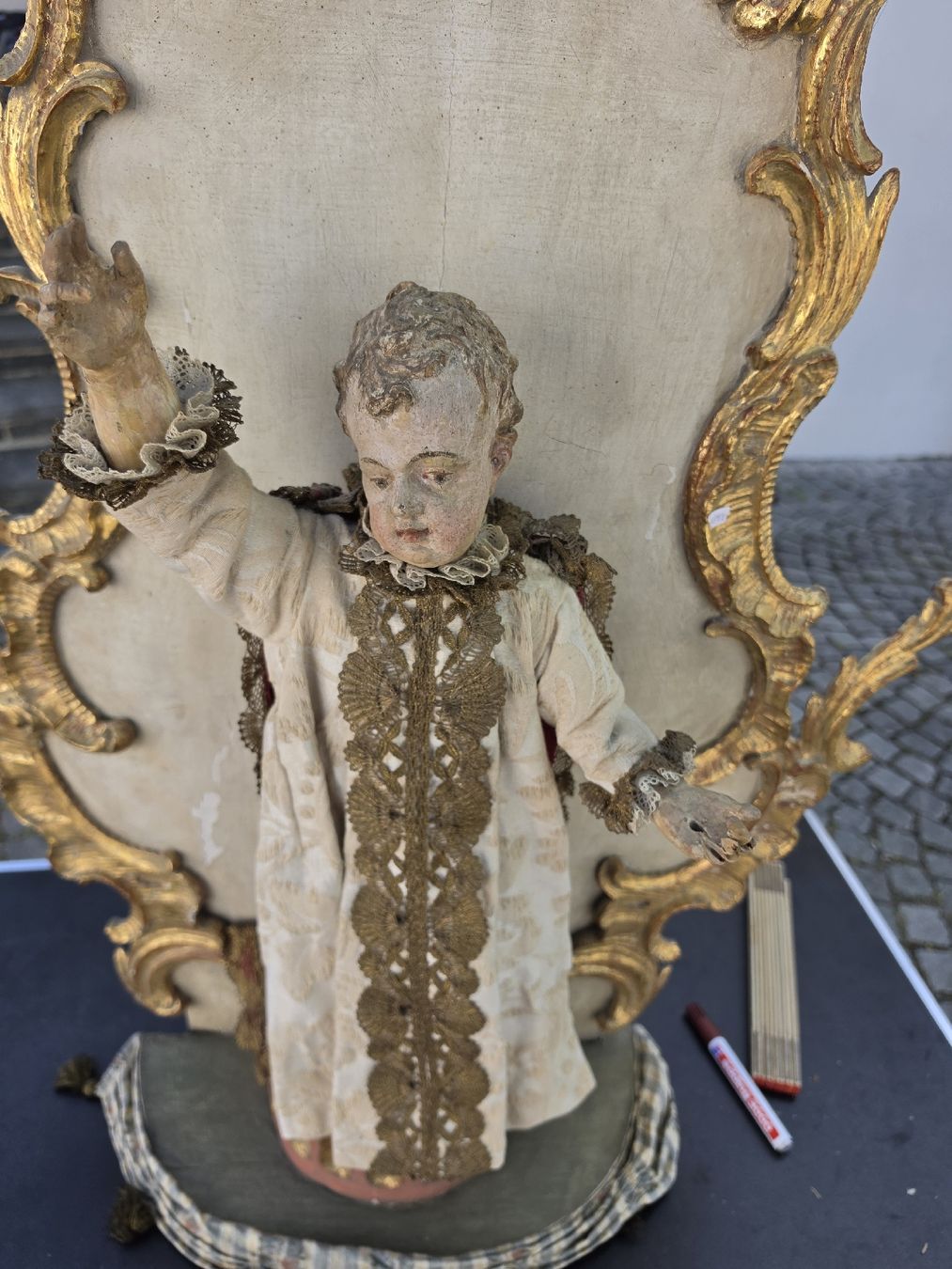 Statuette: Alte Jesuskind Figur mit Rahmen, Holz, Handgeschnitzt – Usato da Mettlen venduto da elios0888 1