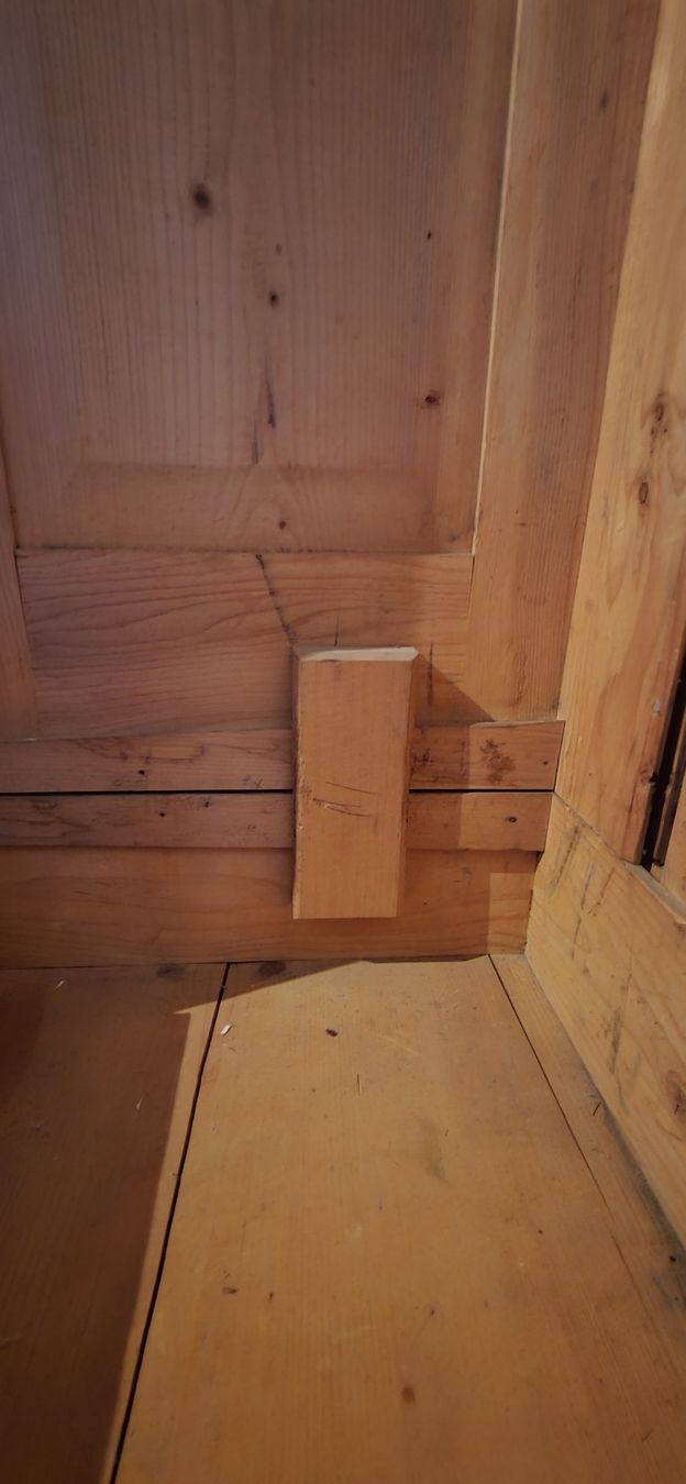 Armadi: Alter Tannenschrank – Usato da Ziefen venduto da Momihatalles 4