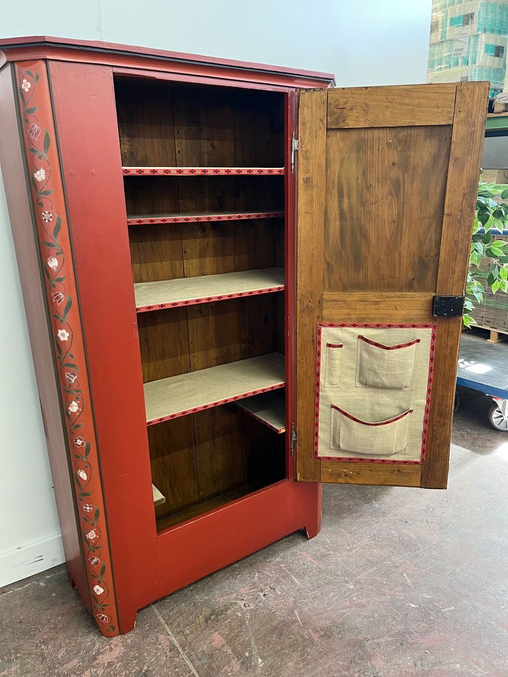 Armoires: Bemalter roter Bauernschrank – D'occasion à Luzern par CaritasZentral 2