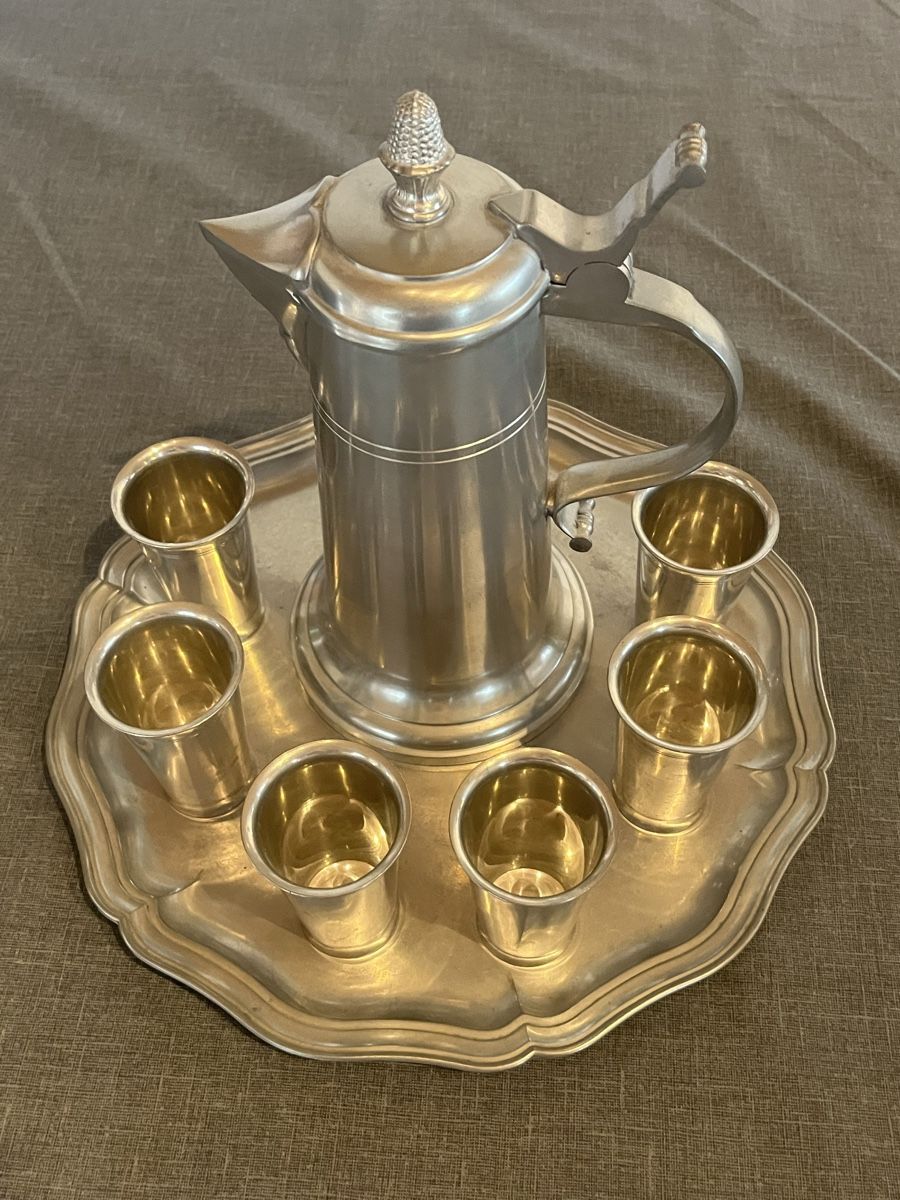 Sigg Set di piatti: Zinnkrug mit 6 Becher und Tableau – Usato da Boniswil venduto da escorpio
