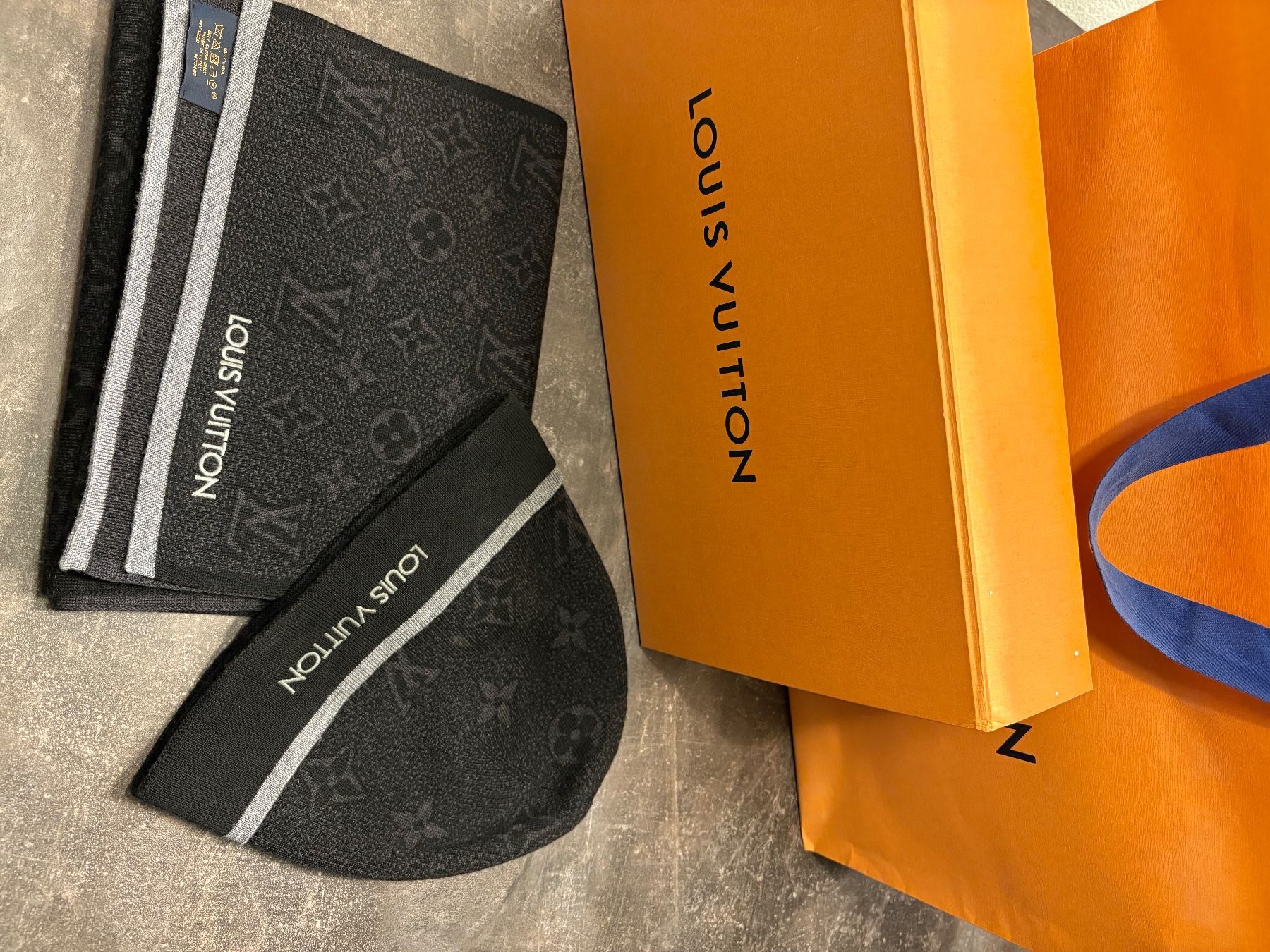 Louis Vuitton Foulard & Sciarpe: BONNET & ECHARPE LOUIS VUITTON – Usato da Châtel-St-Denis venduto da Jason_dia