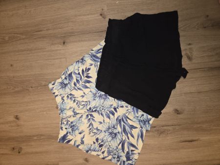 Zwei Damen Shorts geblümt und schwarz