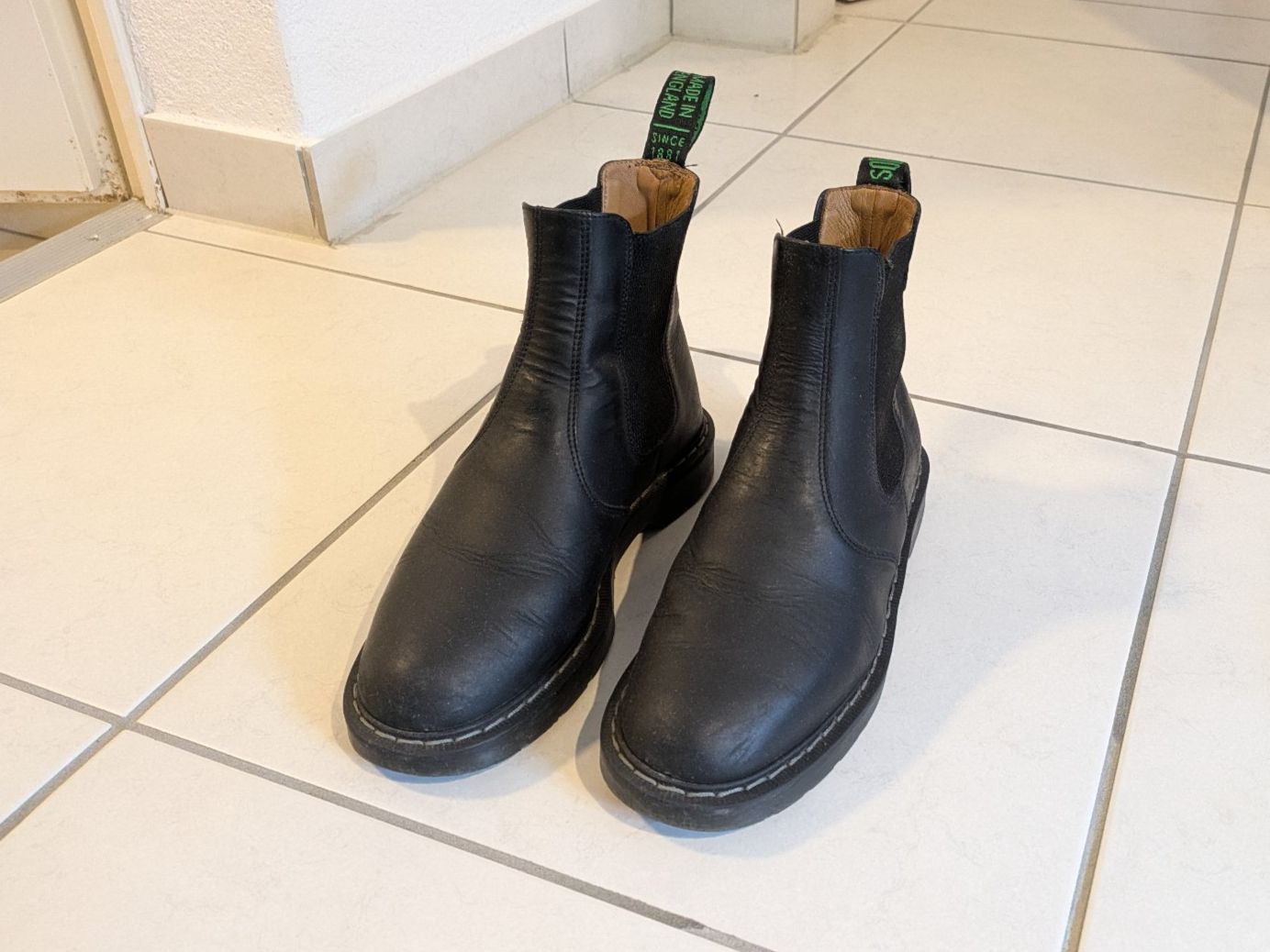 Solovair Scarpe da uomo: Bottes noires Solovair Black Greasy Boot – Usato da Bourguillon venduto da sellerfromtheweb