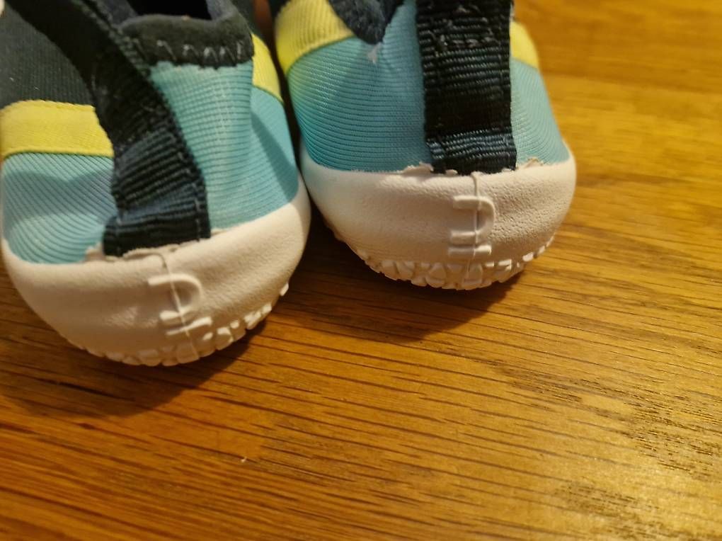 Decathlon Scarpe per ragazzi: Chaussures aquatiques taille 30-31 – Usato da Villars-sur-Glâne venduto da Mark_988 4