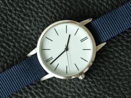 Elegante und klassische Quarz-Armbanduhr, läuft schön, 35mm