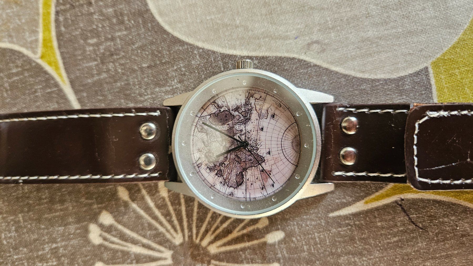 Orologi: Armbanduhr mit Weltkartenzifferblat – Usato da Feldbrunnen venduto da Kolosseum111 1
