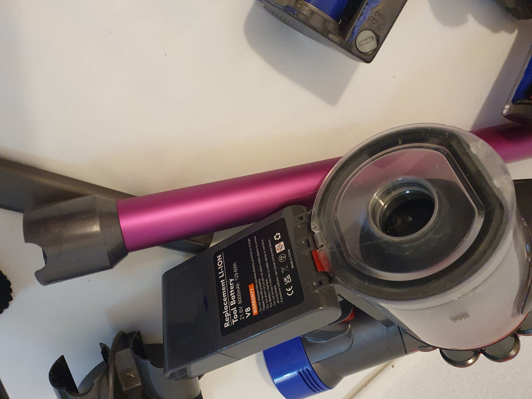 Dyson Aspirapolveri & Accessori: Dyson V8 avec 2 brosses principales – Usato da Lausanne venduto da Af2016 7