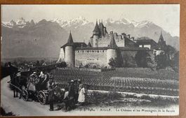 Aigle - Famille devant le Château