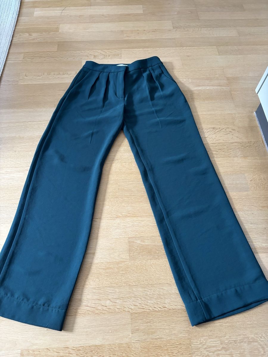 Kookai Hosen: Grünes Kookai Hose 36 – Gebraucht aus Fribourg von dafral