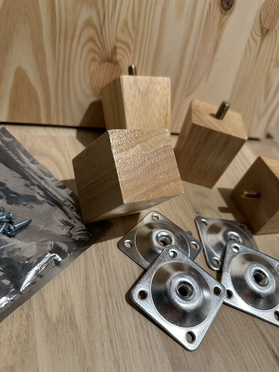 Cassettiere: Holzfüsse für Kommode oder Schrank – Nuovo e nell'imballaggio originale da Basel venduto da Piepsli 1
