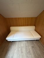 Weißes Schlafsofa mit integriertem Stauraum