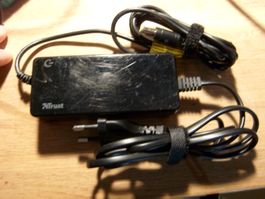 Notebook Power Netzteil 220V, auf 15V,16V,19V 3,6Amp. 5,5mm