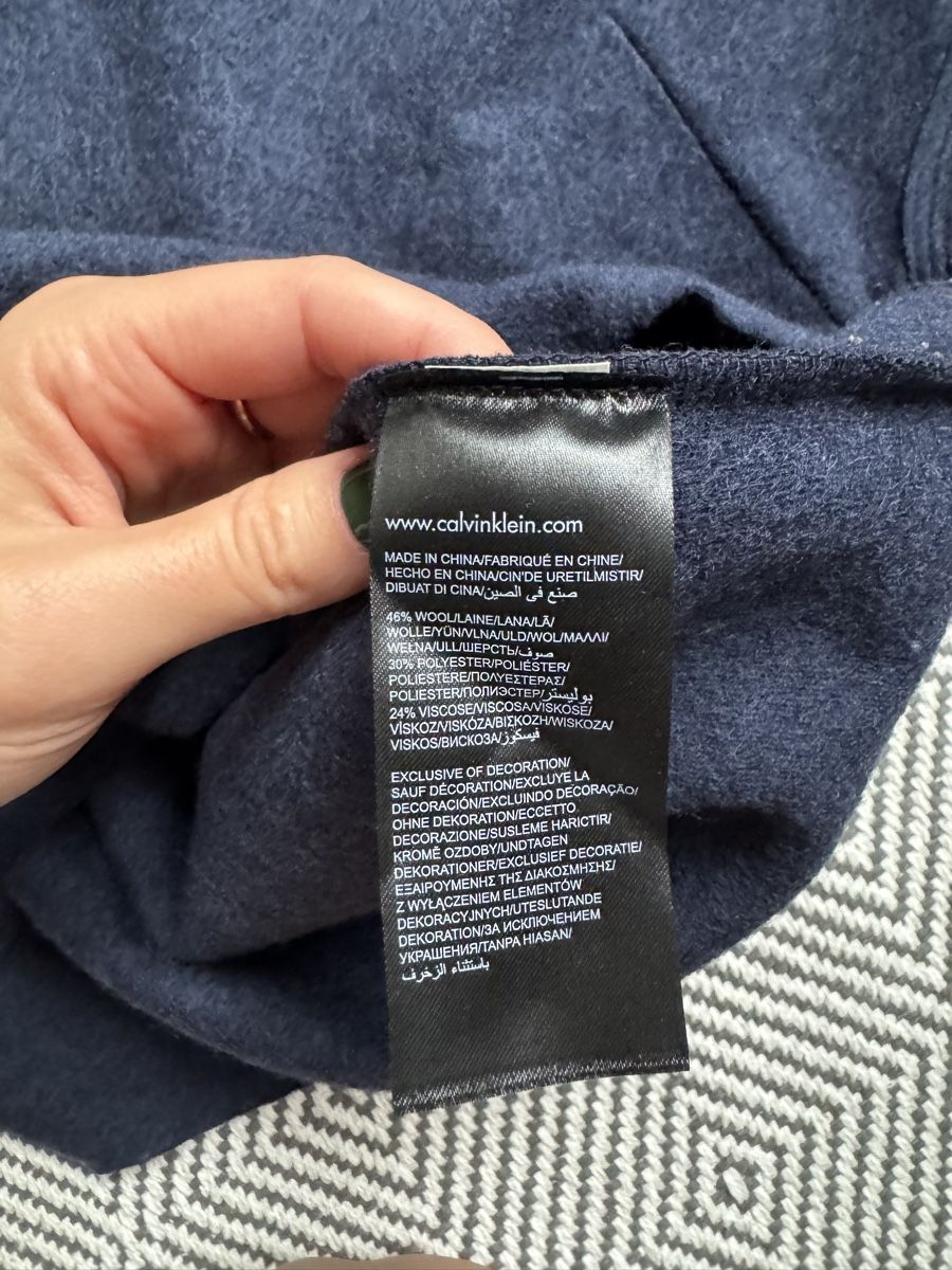Calvin Klein Pulls & Sweat-shirts: Calvin Klein navy blue wool sweater – Neuf (Voir description) à Zürich par ari_cr2f 4