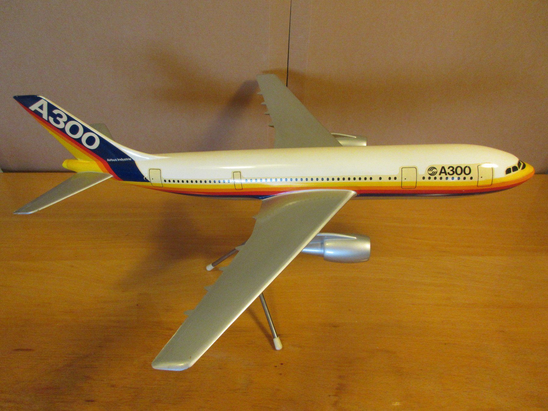 Airbus Kits de montage: Flugzeugmodell Airbus A300,  M : 1/100 – D'occasion à Uster par djet5_vs 2