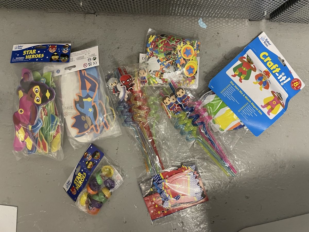 Tutte le decorazioni: Super Hero party theme  – Nuovo e nell'imballaggio originale da Rüschlikon venduto da Sukhi_H