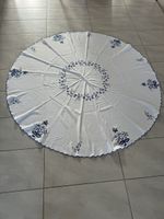 Runder Tischdecke mit Blumenstickerei weiss/blau 120cm