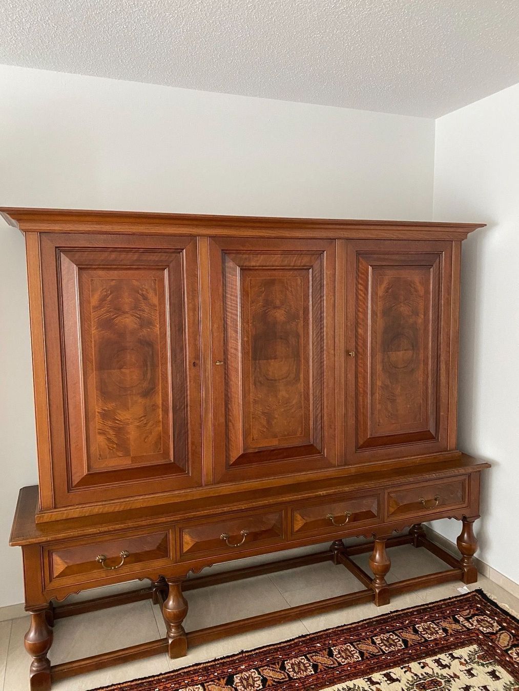 Schränke: Wandschrank massiv Holz – Gebraucht aus Wallisellen von Lunajuanito