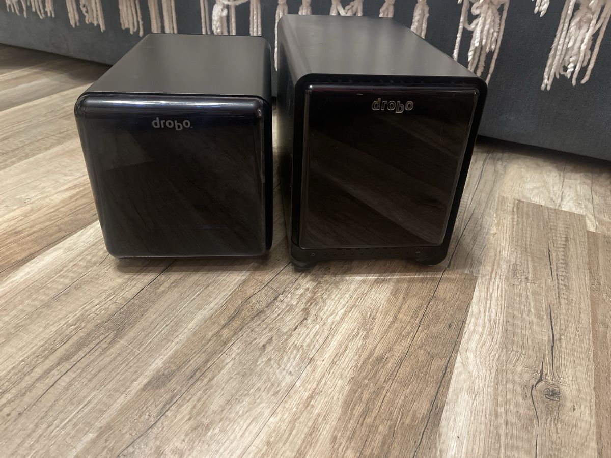 Hubs & Switches: 2 Drobo NAS - models inside the ad – Gebraucht aus Genève von kor_78mm