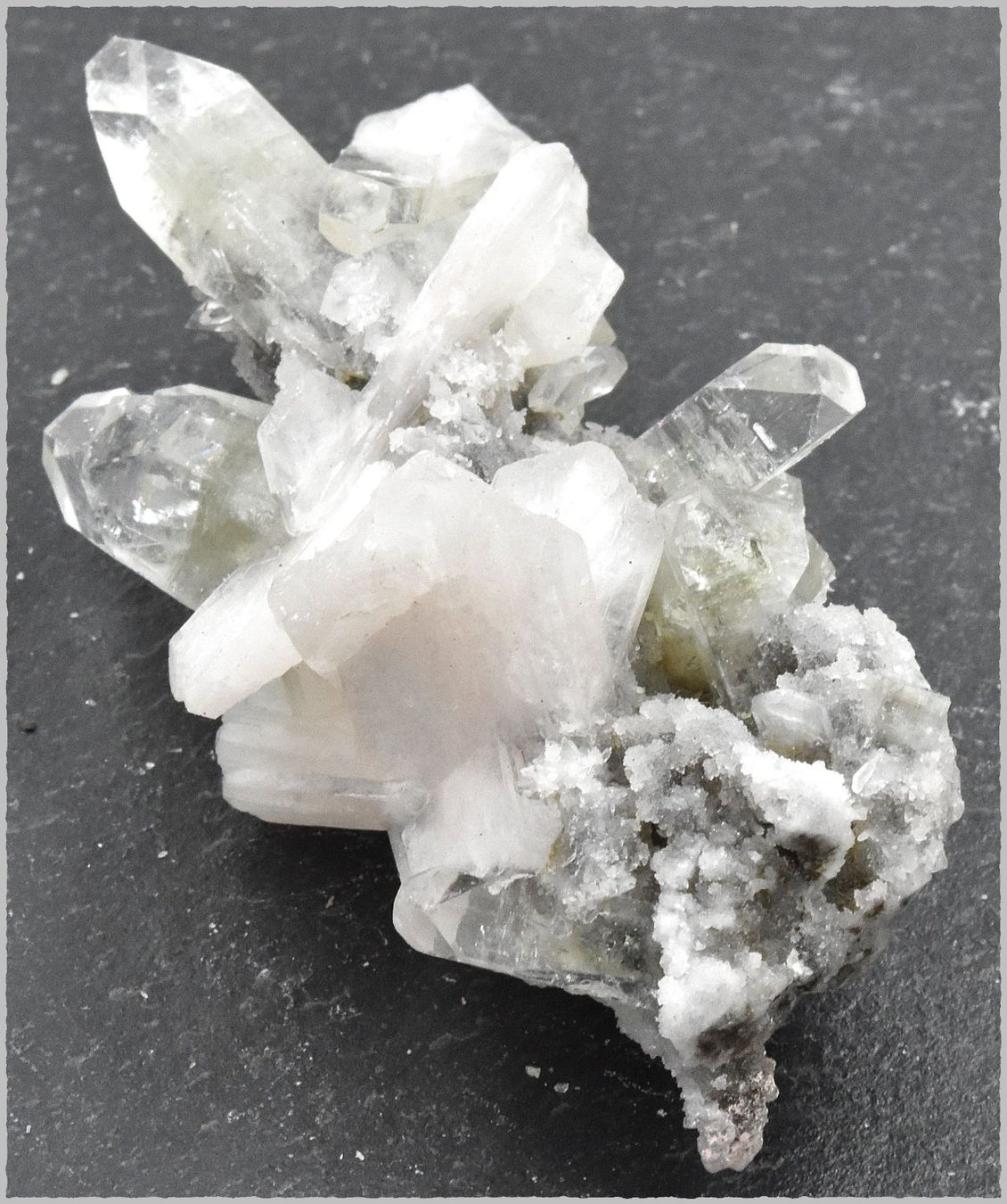 Mineralien & Heilsteine: Spitzer Apophyllit mit Stilbit auf schwarzer Chalcedon – Neu und originalverpackt aus Nassenwil von QuarySeller 3
