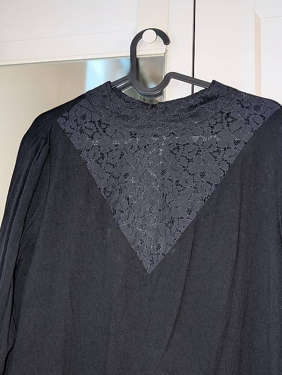 Vestiti: Kleid mit Spitzendekolleté – Nuovo (secondo la descrizione) da Dübendorf venduto da gar_5yv6 2
