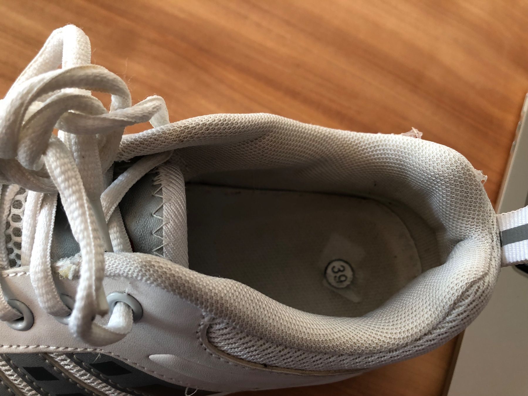 Scarpe da donna: Gut erhaltene Turnschuhe, Grösse 39, Weiss – Usato da Kaltbrunn venduto da lagone1 2