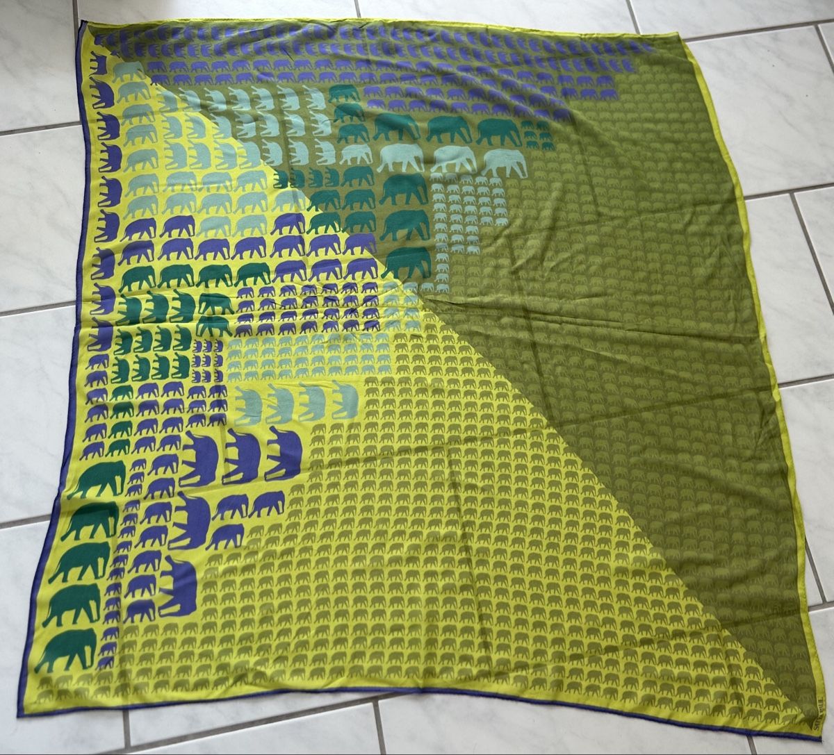 Foulard & Sciarpe: Satya Paul elephant print scarf excellent condition – Nuovo (secondo la descrizione) da Saland venduto da ele_vc96