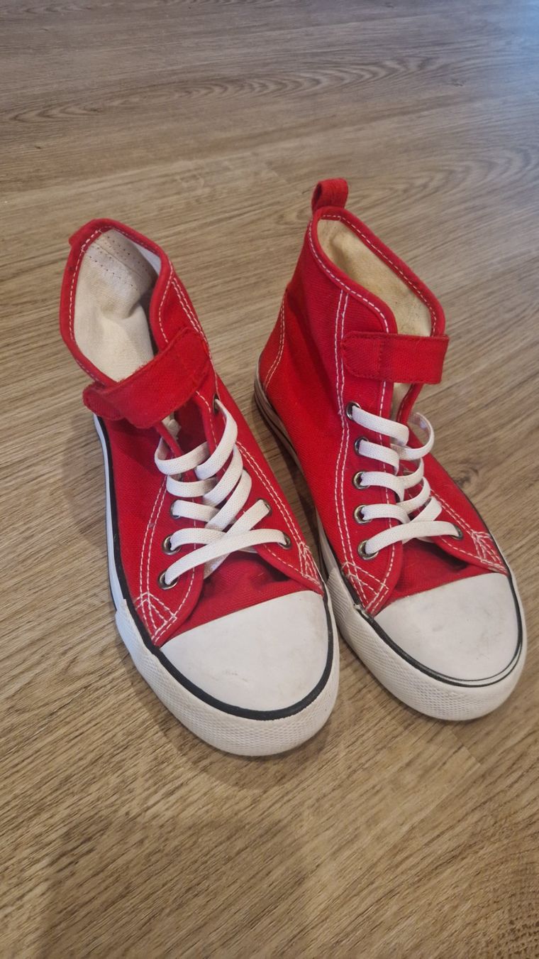 Scarpe per ragazzi: Rote Kinder Turnschuhe, Gr. 32, Top Zustand – Usato da Roggliswil venduto da Crosser17