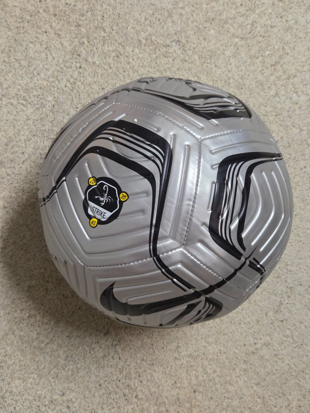 Nike Bälle: Fussball Nike Strike silber schwarz – Neu und originalverpackt aus Dürrenäsch von JFAS