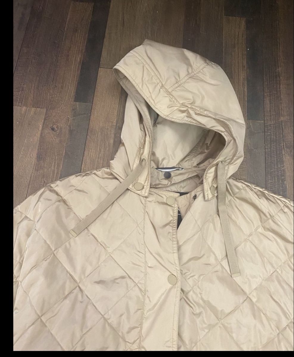 Max Mara Jacken: Max Mara Weekend Steppjacke beige mit Kapuze  – Gebraucht aus Weisslingen von Spiegelbild0 2