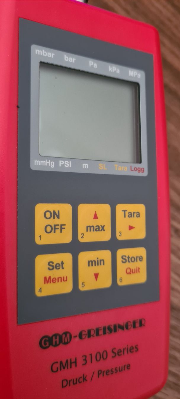 Misurare: Manometer ÜBER-/UNTER-/DIFFERENZ DRUCK  -100 bis +2000 mbar – Usato da Brüttisellen venduto da Sealauncher2814 2