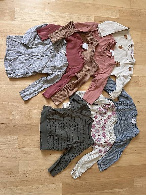 Kleiderpakete & -sets: 5 Langarmshirts und 3 Pullover Grösse 80 – Gebraucht aus Riehen von jac_f2nl