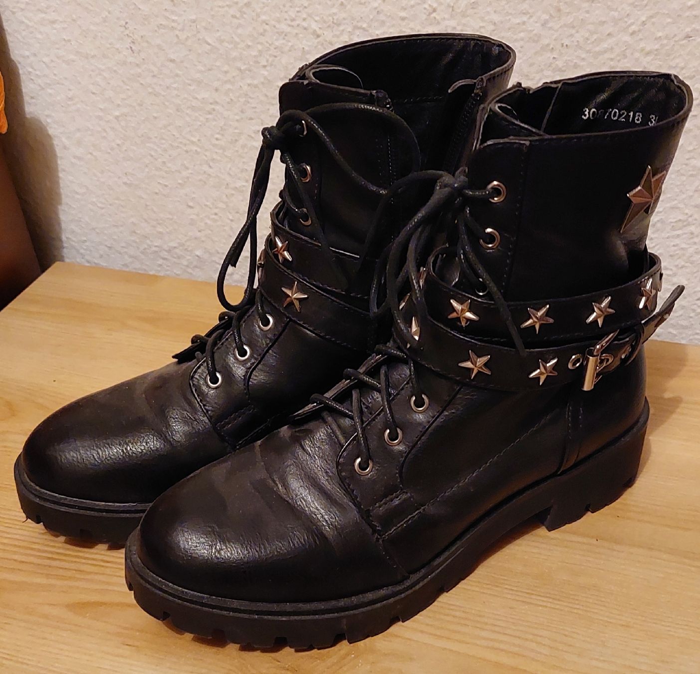 Damenschuhe: Robuste coole Winter Boots mit Sternen Punk, Gr. 38 – Gebraucht aus Oberwil BL von Hunajakakku 1