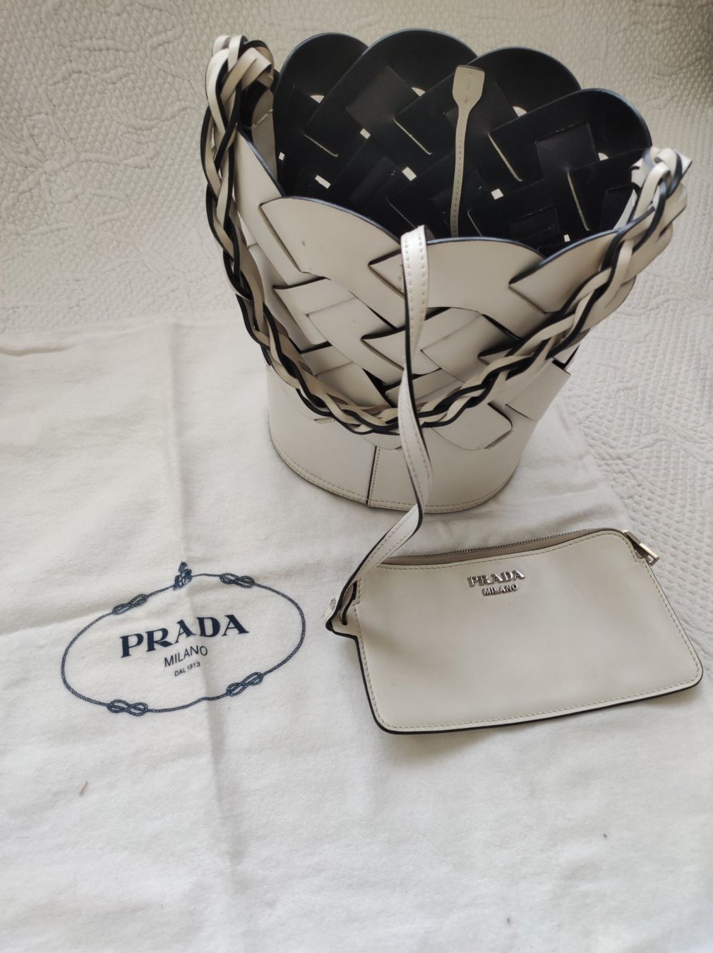 Prada Borse da donna: Prada Borsa a secchiello intrecciata bianca - Elegante! – Usato da Melide venduto da frasixy