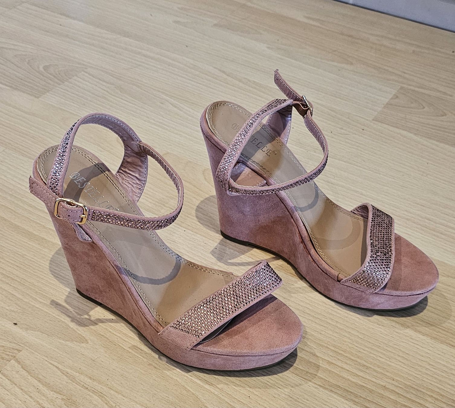 Scarpe da donna: Schöne Sandalen mit Keilabsatz – Usato da Fehraltorf venduto da Sumin