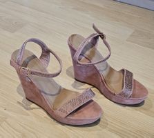 Schöne Sandalen mit Keilabsatz