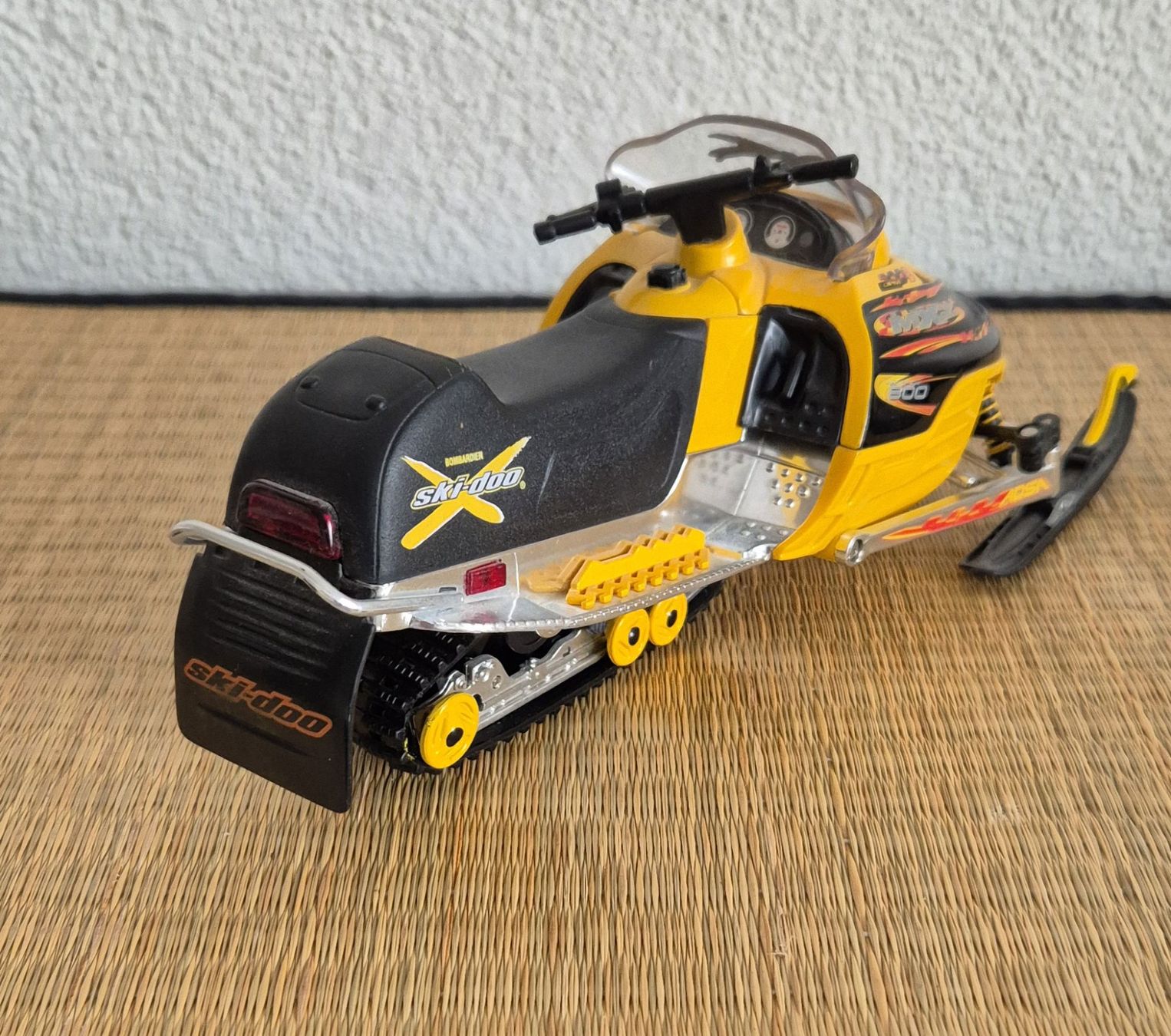 Giocattoli: New-ray Ski-doo MXZ 800 Snowmobile von 2002 – Difettoso da Dübendorf venduto da Povo 4