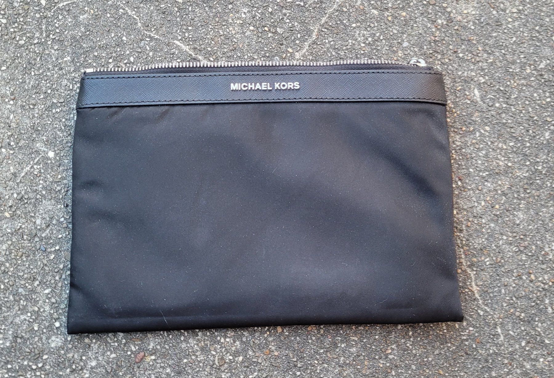 Michael Kors Borse: Michael Kors Tasche / Etui neuw. Schwarz – Usato da Füllinsdorf venduto da Sunnebliemli7