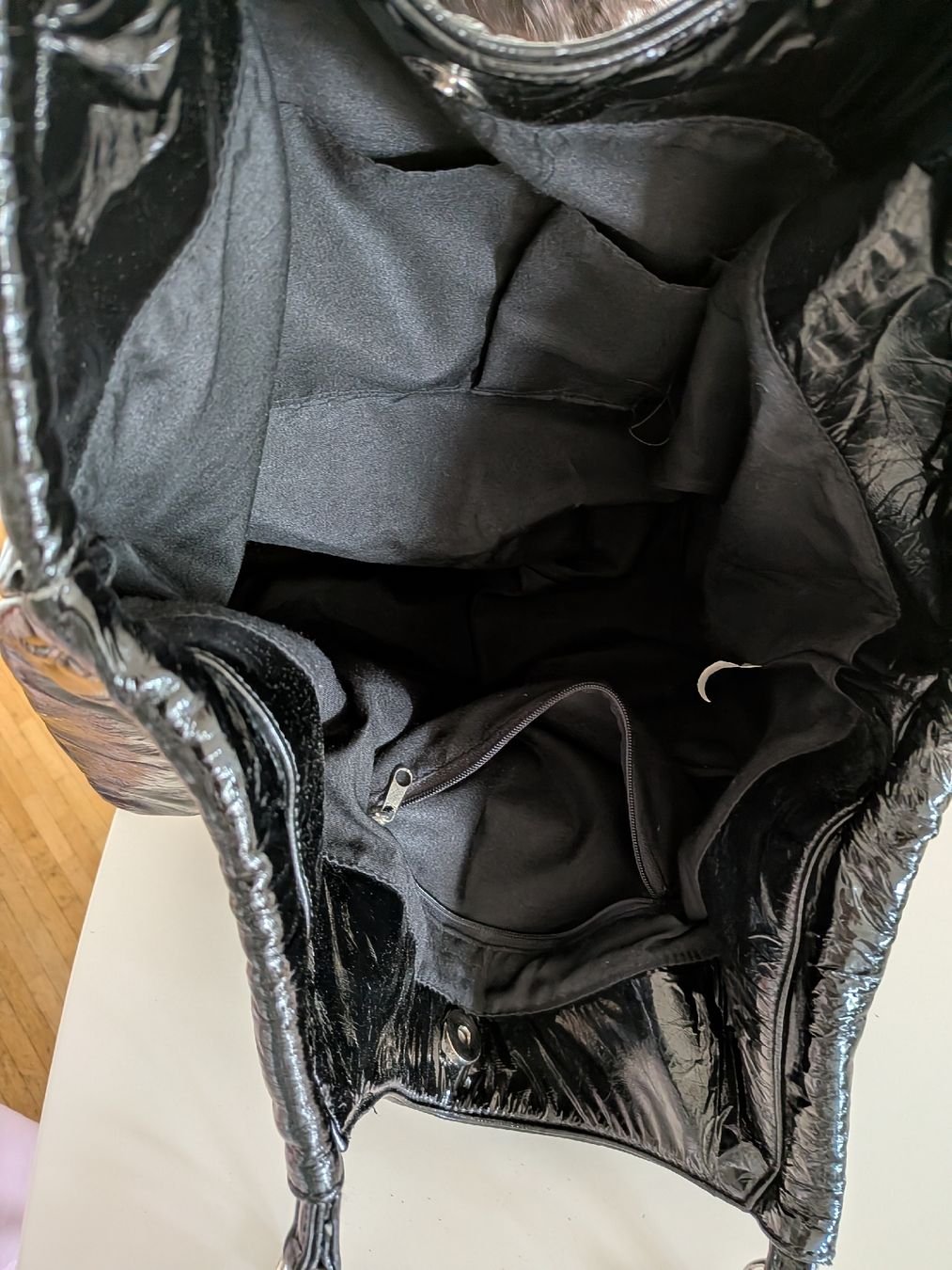 Sacs femmes: Schwarze Lack  glänzende Schultertasche  – D'occasion à Basel par JJ.Elena 2