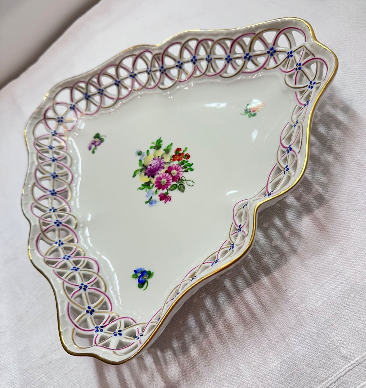 Herend Schalen: Herend "Bouquet de Saxe" dreieckiger durchbroch Korb/Schale – Gebraucht aus Oberrüti von Sabbi 2