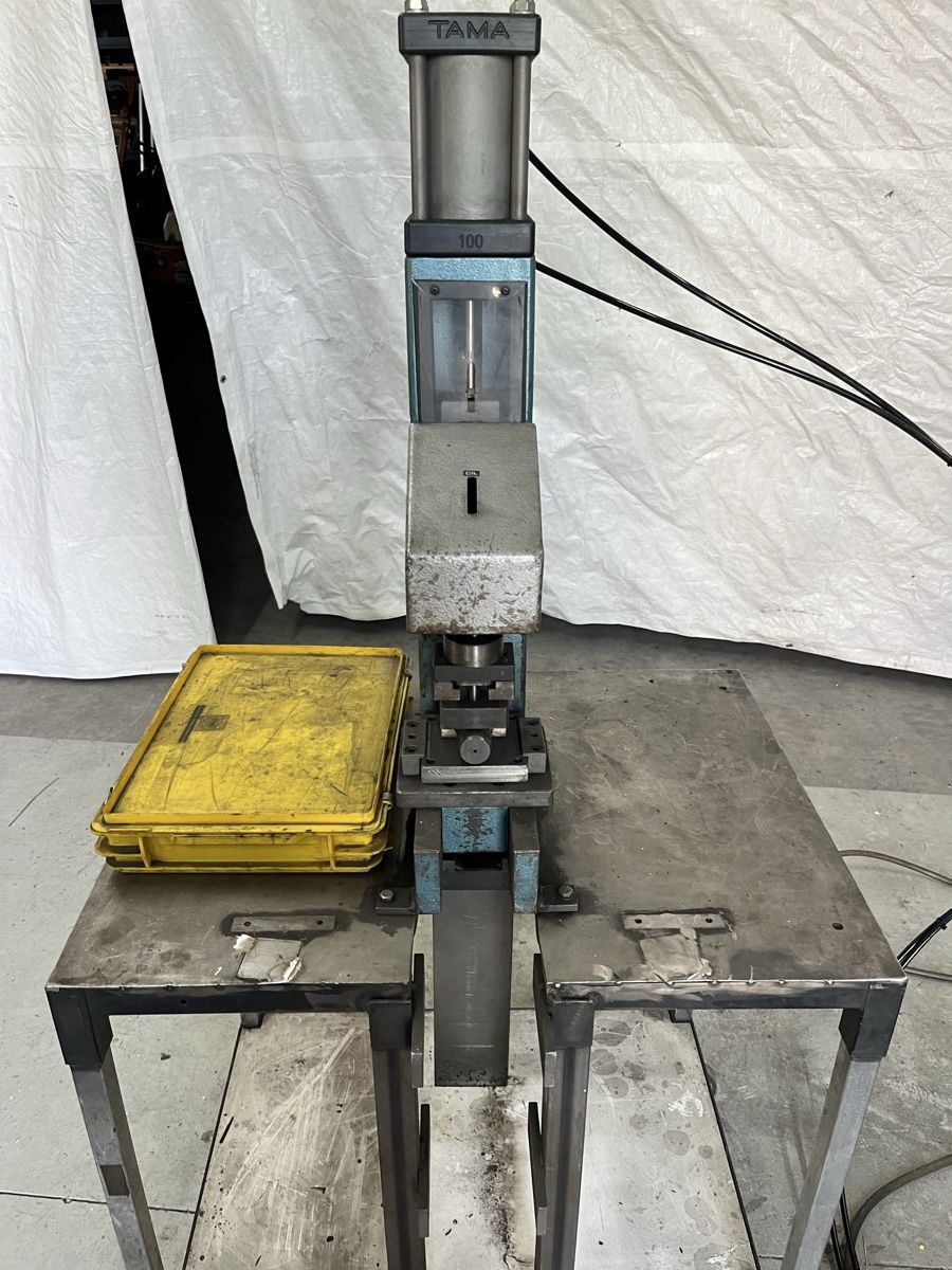 Toutes les machines: Pneumatische Stanzmaschine  – D'occasion à Würenlingen par Shirt 1