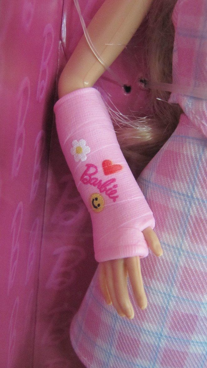 Bambole: Barbie Puppe mit Gipsarm – Nuovo e nell'imballaggio originale da Brunnen venduto da Kiwiland1 1