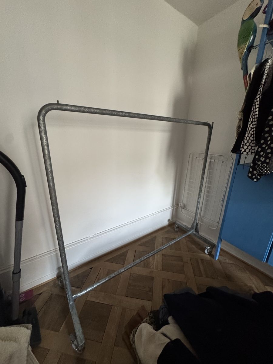 Garderobe: Kleiderständer Metall Rollbar – Gebraucht aus Biel/Bienne von leo_h2vb