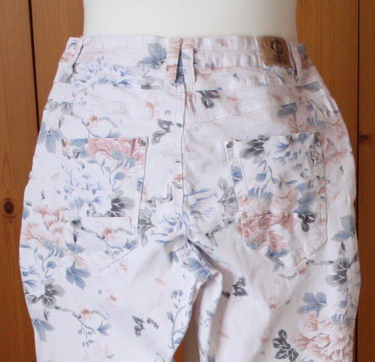 Hosen: Hose KAROSTAR weiss - bunt Gr. 44 – Gebraucht aus Flüelen von Diversicum-Curvy 5