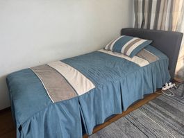Italienisches Bett mit hochklappbarem Lattenrost & Stauraum