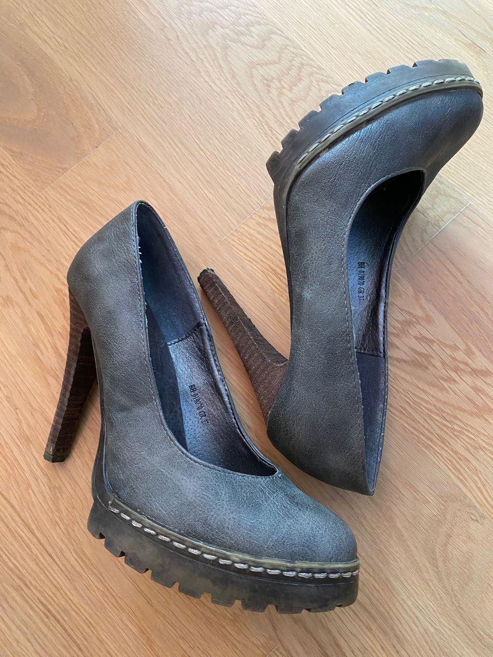 Scarpe da donna: Hauts talons compensés en cuir – Usato da Clarens venduto da OptitesJoliesChoses 3