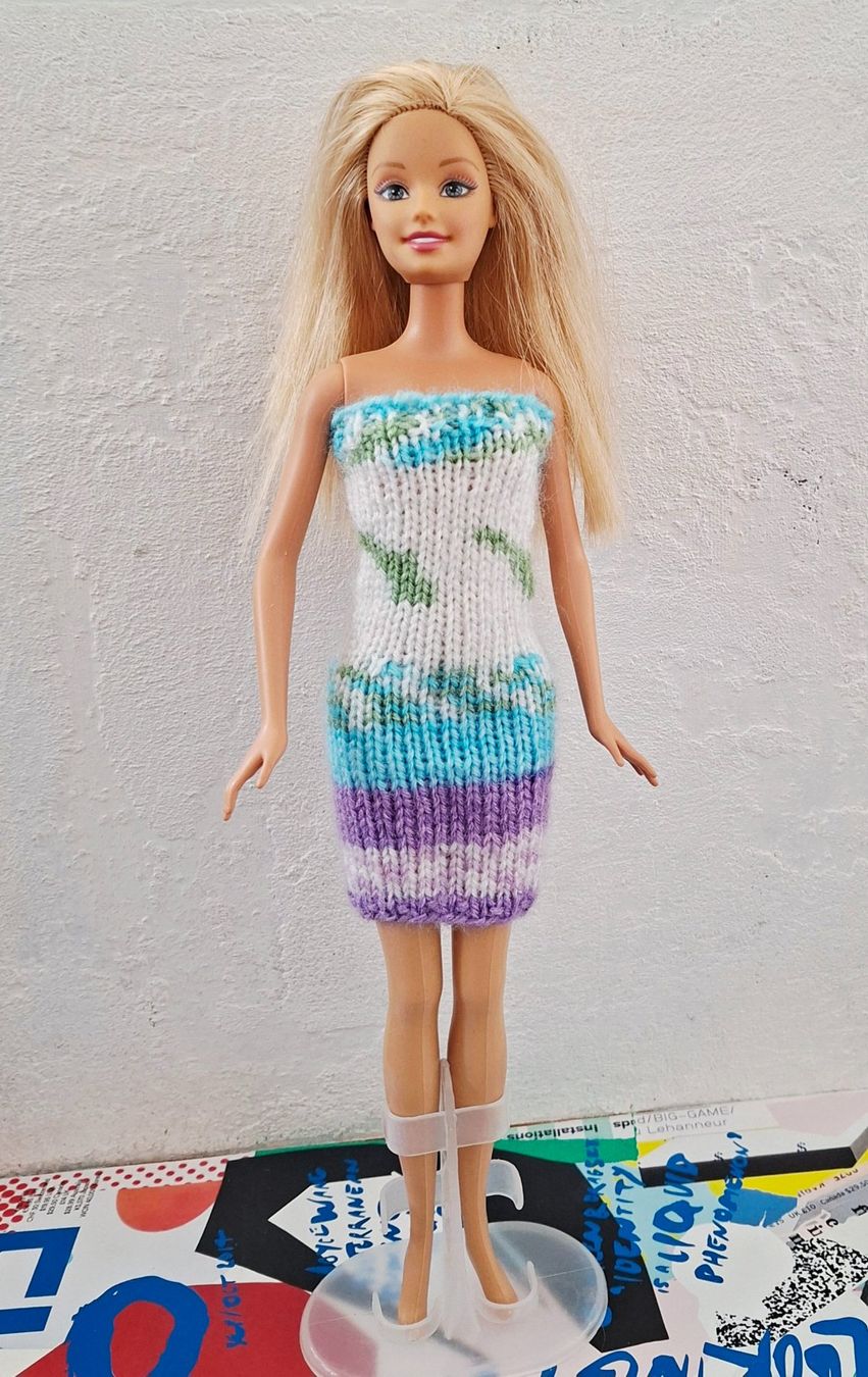 Bambole: Barbie Kleid. Neu und handgestrickt. – Nuovo e nell'imballaggio originale da Zug venduto da Areta