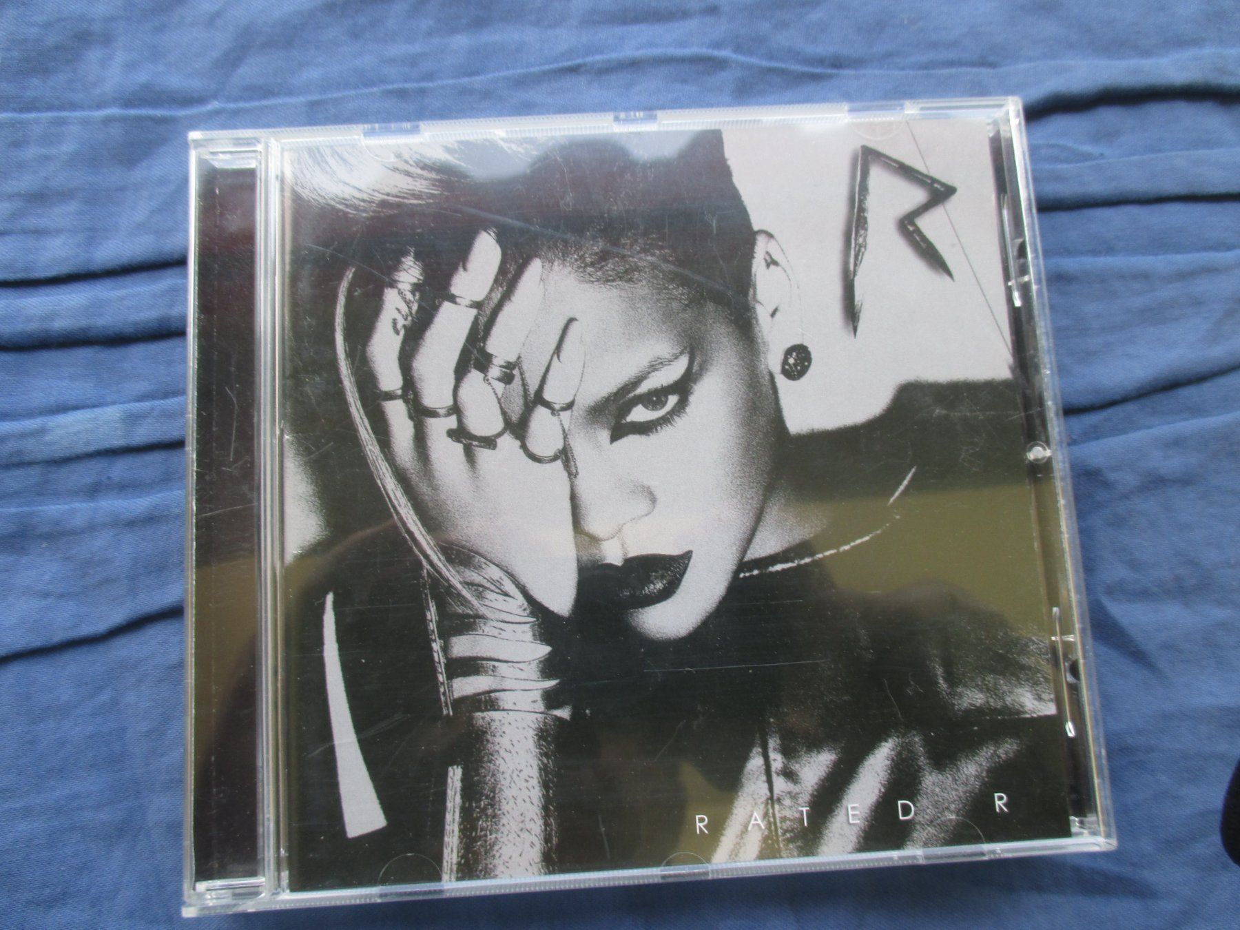 CDs: Rihanna : Rated R – Gebraucht aus Colombier NE von Nevenma