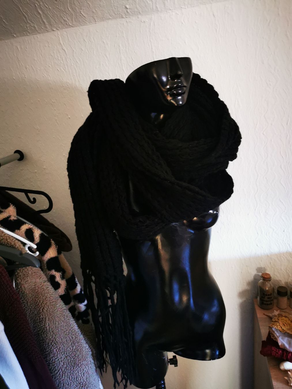Foulard & Sciarpe: Schwarzer XXL Winterschal mit Fransen – Usato da Balsthal venduto da Leila_Luna